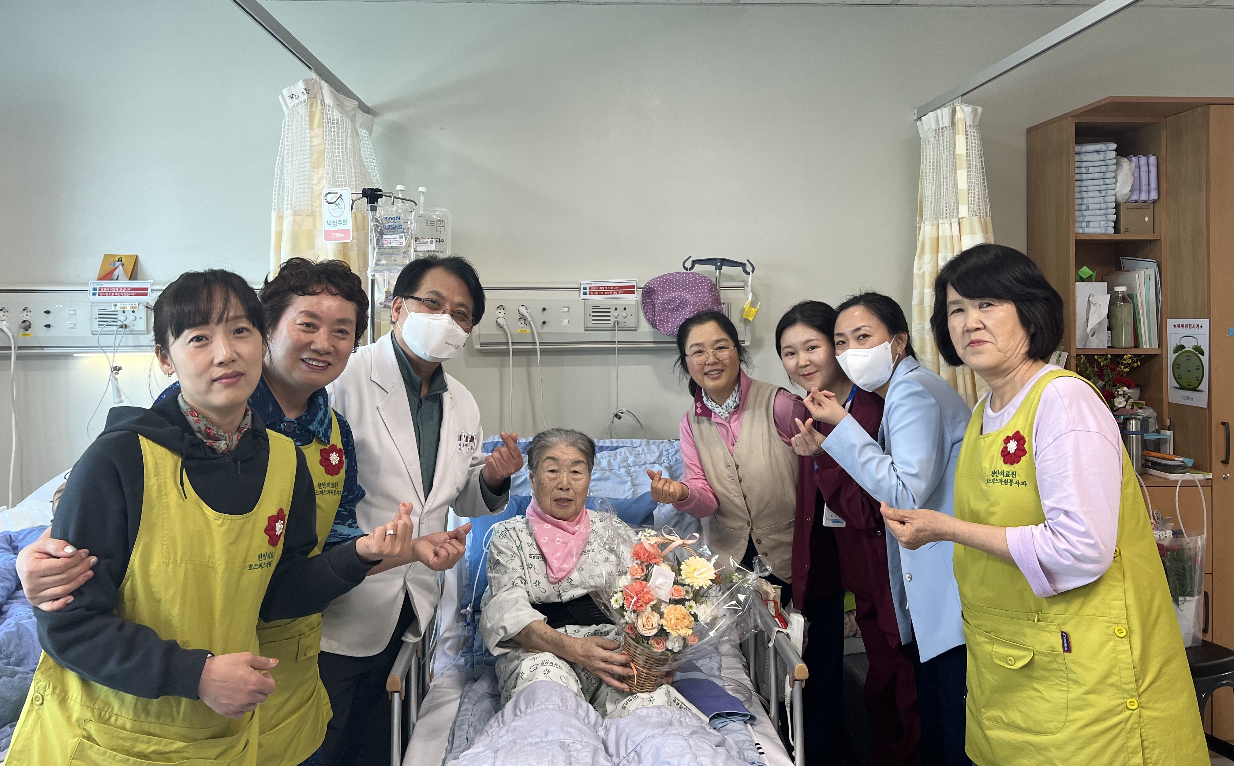 충남 천안의료원, '어버이날' 맞아 호스피스 환자에게 카네이션 전달 1